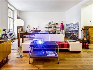 V obývacím pokoji je dost prostoru pro unikátní designový nábytek, ale i školní...