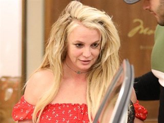 Britney Spears společně s přítelem Samem Asgharim při odchodu z hotelu The...