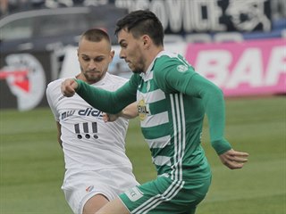 Denis Granečný (v bílém) z Ostravy v souboji s Rudolfem Reiterem z Bohemians.