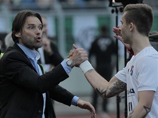 Marek Jankulovski (vlevo), sportovní ředitel Baníku Ostrava, se s hráči raduje...
