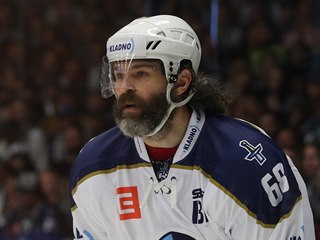 Kladenský útočník Jaromír Jágr během barážového duelu s Chomutovem