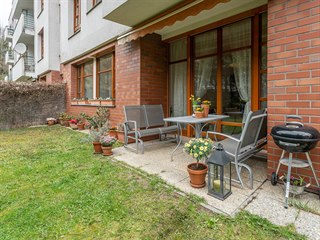 U Nikolajky, Praha 5 - Smíchov. Byt 3+kk s předzahrádkou má plochu 309 m²...