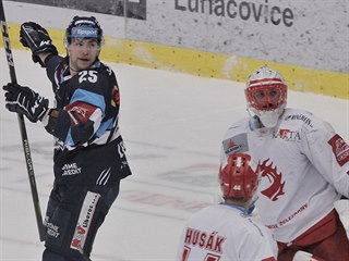 Jakub Valský z Liberce (vlevo) se raduje, třinecký gólman Šimon Hrubec kouká po...