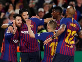 Fotbalist Barcelony oslavuj gl Lionela Messiho (vlevo) v utkn proti...