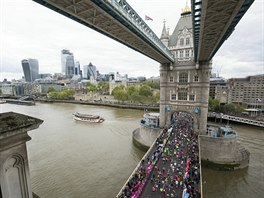 Závodníci probhli pes Tower Bridge. 