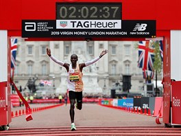 Londýnský maraton vyhrál v druhém ase historie svtový rekordman Eliud...