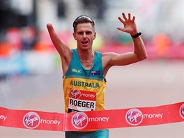 Australan Michael Roegers si dobhl pro první místo v muském závod...