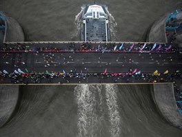 Závodníci museli v rámci maratonu pebhnout pes slavný londýnský Tower Bridge.