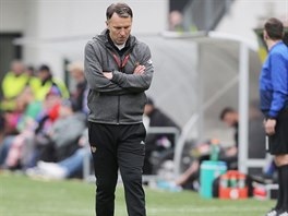 Trenér praské Dukly Roman Skuhravý pechází u postranní áry bhem utkání s...