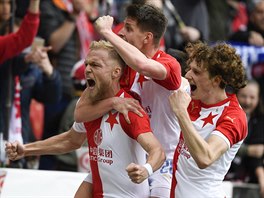 Fotbalist prask Slavie se raduj z glu Micka Van Burena (vlevo).