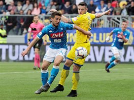 Andrea Beghetto z Frosinone (vpravo) a Dries Mertens z Neapole v souboji o m.