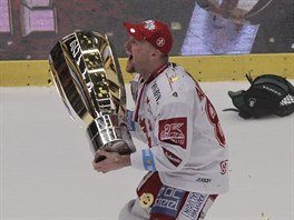 Třinecký kapitán Martin Adamský s pohárem pro vítěze hokejové extraligy.