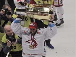 Branká� T�ince �imon Hrubec oslavuje vít�zství v hokejové extralize.