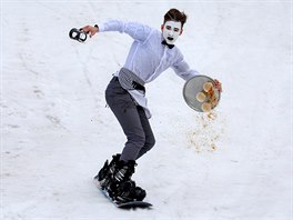 AMATÉR. Snowboardista soutí ve slavnostním kostýmu s podnosem rozlitých álk...