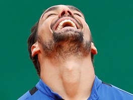 Italsk tenista Fabio Fognini se raduje z vhry nad Rafaelem Nadalem a postupu...