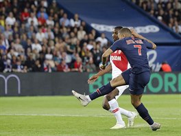 Kylian Mbapp (s slem 7) z Paris St. Germain skruje do st Monaka.