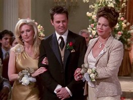 Morgan Fairchildová, Matthew Perry a Kathleen Turnerová v seriálu Pátelé (2002)