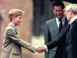 Princ Harry a princ Charles p�i nástupu na presti�ní �kolu Eton College (Eton,...
