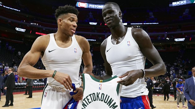 HOTOVO. Milwaukee postupuje, dres si mn Janis Adetokunbo (vlevo) s Thonem Makerem z Detroitu.