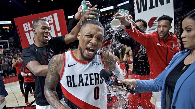 SPRCHA PRO HRDINU. Damian Lillard z Portlandu rozhodl o postupu a dostv odmnu od spoluhr.