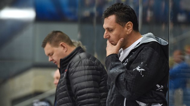 Vladimír Růžička (vpravo) a Jan Štastný smutní při posledním barážovém duelu chomutovských hokejistů.