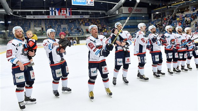 Chomutovští hokejisté se loučí s fanoušky po posledním barážovém duelu.