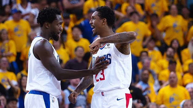 Patrick Beverley (vlevo) a Lou Williams z LA Clippers se dohaduj v utkn proti Golden State.