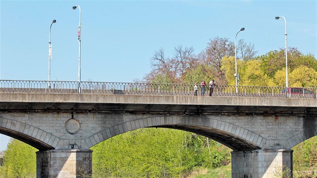 Chebsk most pes eku Ohi v Karlovch Varech je ve patnm technickm stavu, z msy odpadvaj kousky betonu a msto ho tedy mus zajistit st.