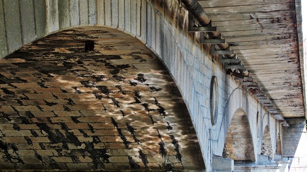 Chebsk most pes eku Ohi v Karlovch Varech je ve patnm technickm stavu, z msy odpadvaj kousky betonu a msto ho tedy mus zajistit st.