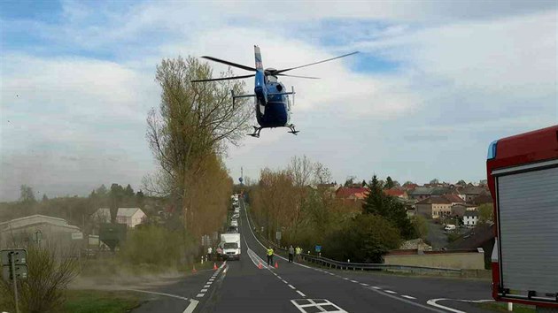 Msto tragick dopravn nehody na silnici I/6 u Bochova. Pro tce zrannho mue letl vrtulnk.