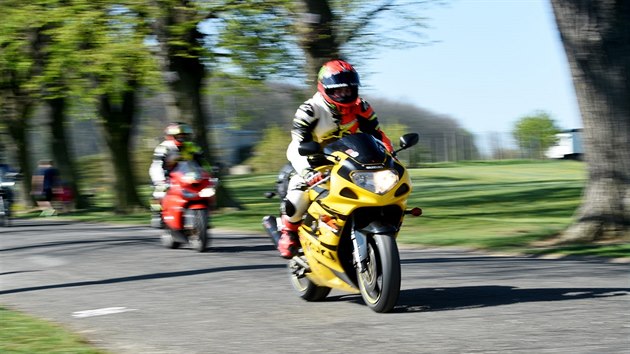 Motorki se projeli steckm krajem za doprovodu policist v rmci preventivn akce (20. dubna 2019).