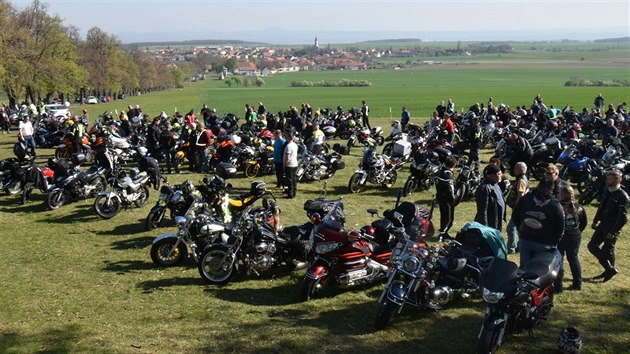 Motorki v doprovodu policist vyrazili na spolenou jzdu z Rovn pod horou p (20. dubna 2019).