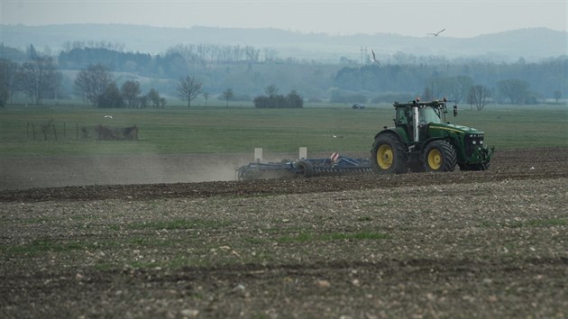 Farmář s traktorem připravuje pole k osetí 23. dubna 2019 mezi obcemi Sedlec a Zbudov na Českobudějovicku. V jižních Čechách bojují zemědělci se suchem i v místech, kde je půda tradičně vlhčí než jinde. Spodní voda má z dlouhodobého hlediska podprůměrnou výšku hladiny. V posledních letech se zemědělské sucho na jaře zvětšuje, zásoba vody je v republice o pětinu menší než před půlstoletím.
