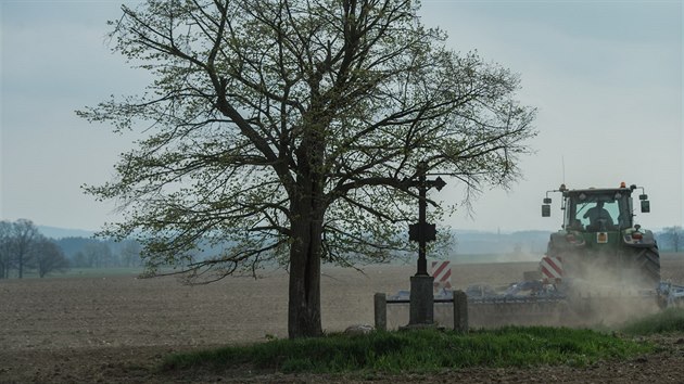 Farm s traktorem pipravuje pole k oset 23. dubna 2019 mezi obcemi Sedlec a Zbudov na eskobudjovicku. V jinch echch bojuj zemdlci se suchem i v mstech, kde je pda tradin vlh ne jinde. Spodn voda m z dlouhodobho hlediska podprmrnou vku hladiny. V poslednch letech se zemdlsk sucho na jae zvtuje, zsoba vody je v republice o ptinu men ne ped plstoletm.