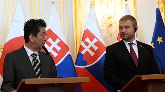 Na jednn zem visegrdsk tyky se seli zstupci eska, Maarska, Polska a Slovenska, kte mluvili s japonskm premirem inzem Abem. (25. dubna 2019)