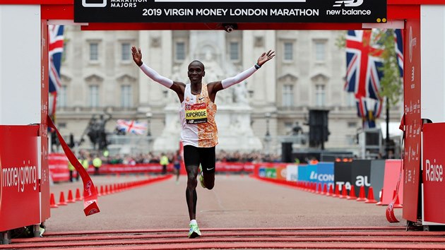 Londnsk maraton vyhrl v druhm ase historie svtov rekordman Eliud Kipchoge z Keni. tyiaticetilet olympijsk vtz si v ulicch britsk metropole pipsal ji tvrt vtzstv.