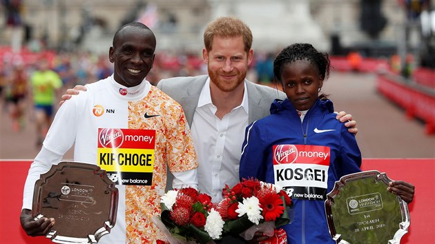 Britsk princ Harry s vtzi letonho ronku maratonu. V muskm zvod uspl Kean Eliud Kipchoge, nejrychlej enou se stala Keanka Brigid Kosgeiov.