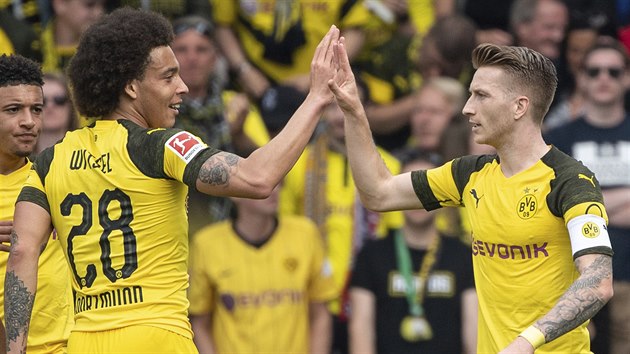 Dortmundt fotbalist Axel Witsel (vlevo) a Marco Reus se raduj z glu v utkn proti Freiburgu.