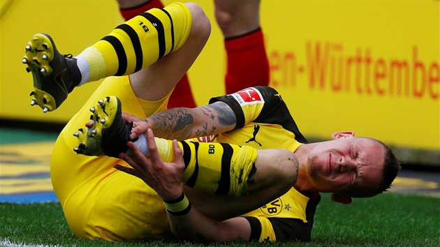 Marius Wolf (Dortmund) se svj v bolestech v prbhu stetnut s Freiburgem.