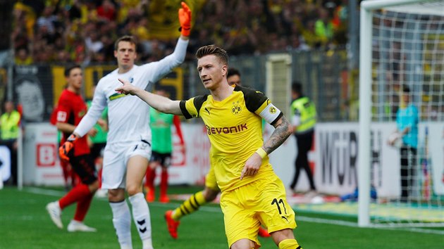 Marco Reus (Dortmund) se raduje ze sv trefy do st Freiburgu.