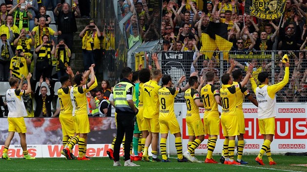Fotbalist Dortmundu dkuj svm fanoukm za podporu po skonen vtznho duelu proti Freiburgu.