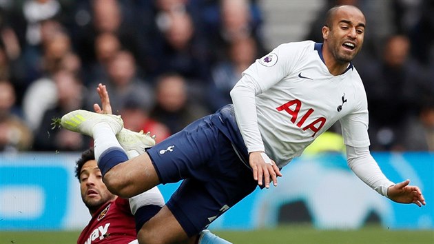 Lucas Moura z Tottenhamu (vpravo) pad� po st�etu s Felipem Andersonem z West Hamu.