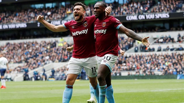 Michail Antonio z West Hamu (vpravo) slav svj gl do st Tottenhamu se spoluhrem Robertem Snodgrassem.