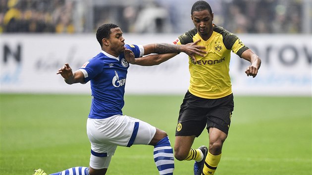 Weston McKennie ze Schalke (vlevo) napad Abdoua Dialla z Borussie Dortmund.