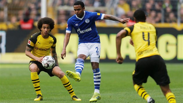 Weston McKennie ze Schalke (v modrm) odehrv m ped Axelem Witselem z Borussie Dortmund.