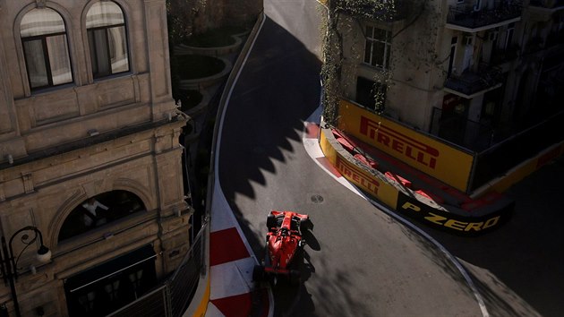 Sebastian Vettel z tmu Ferrari projd trat v kvalifikaci na Velkou cenu zerbjdnu.