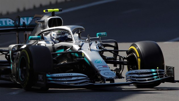 Valtteri Bottas se svm vozem Mercedes projd kvalifikac na Velkou cenu zerbjdnu.