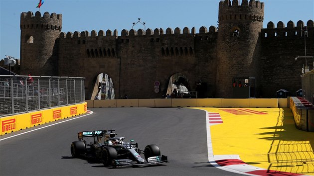 Lewis Hamilton ze stje Mercedes v kvalifikaci na Velkou cenu zerbjdnu