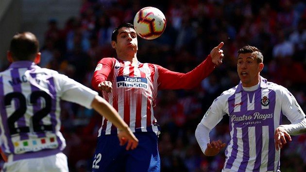 lvaro Morata z Atltica Madrid (uprosted) si zpracovv m v utkn s Realem Valladolid.