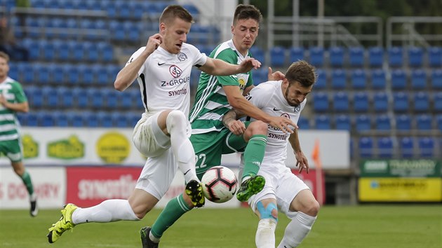 Antonn Vanek z Bohemians (uprosted) se sna probt z pesily fotbalist Slovcka.